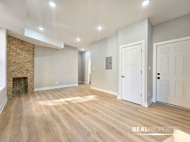 Building Photo - 438 W Belden Ave