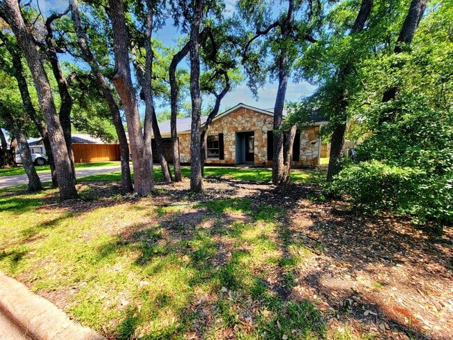 Building Photo - 3 Bed, 2 Bath Single-Level Gem with Firepl...