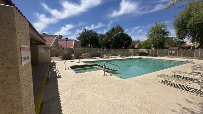Building Photo - 8847 N 47th Ln