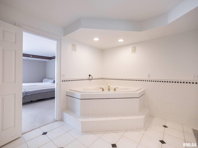 Building Photo - 123 SW Jefferson Ave