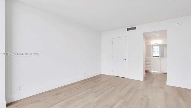 Building Photo - 555 NE 34th St