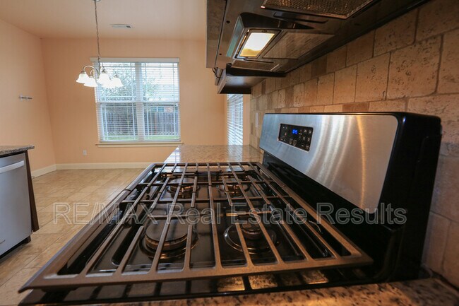 Building Photo - 2202 SW Tupelo Ave