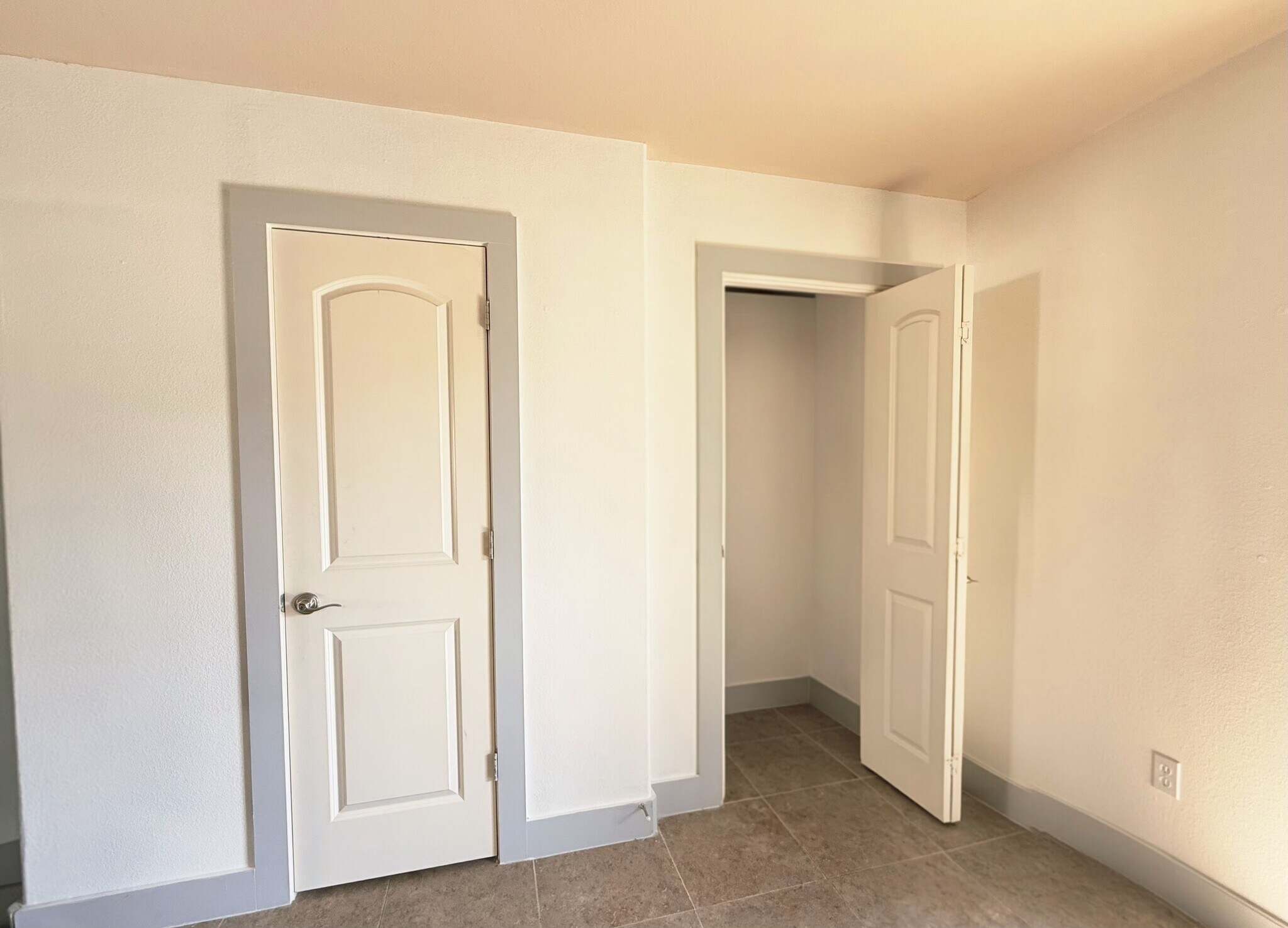 Building Photo - 13420 Lyndhurst St