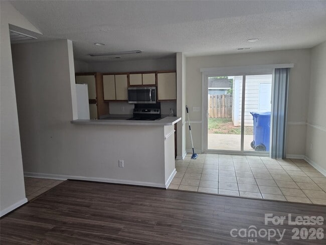 Building Photo - 121 Foxglove Dr