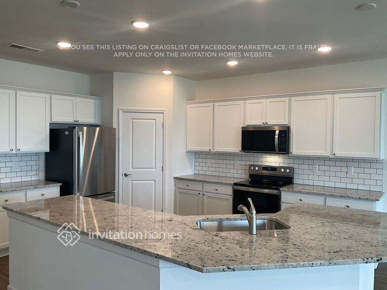 Building Photo - 3800 Lantern Ln