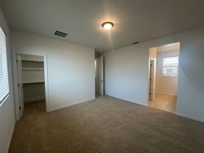 Building Photo - Newly built Woodside home located in Huckl...