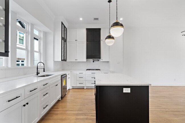 Building Photo - 1005 E 28th St