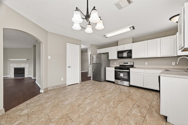 Building Photo - 1411 Heathcote Ln