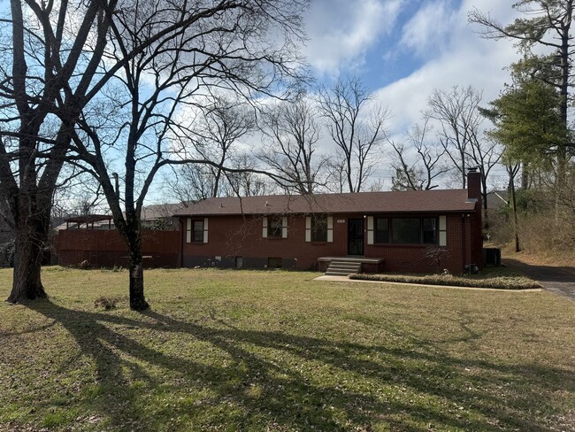 Building Photo - Prime Nashville Location with Comfort & Convenience