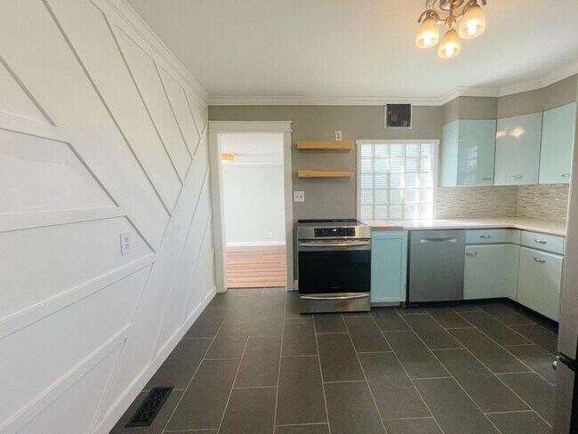 Building Photo - Adorable Midtown Tulsa Bungalow