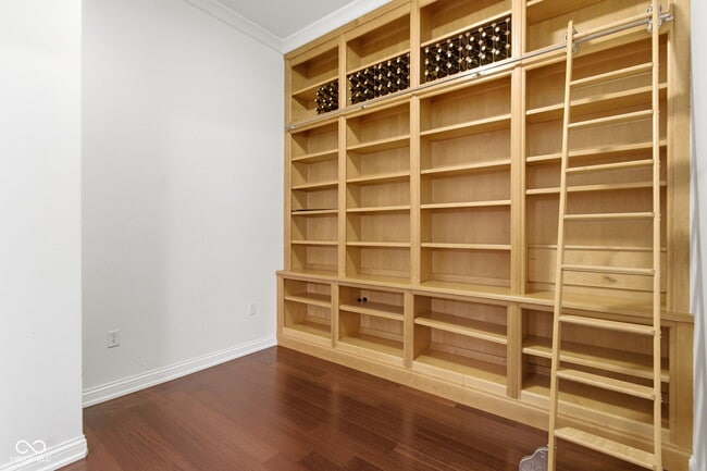 Building Photo - 141 S Meridian St