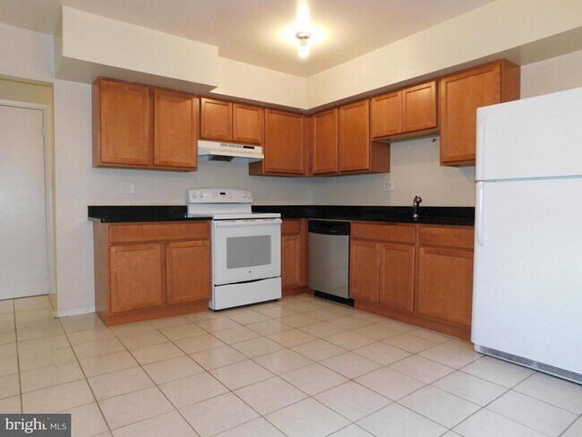 Building Photo - 6421 Earlham Dr