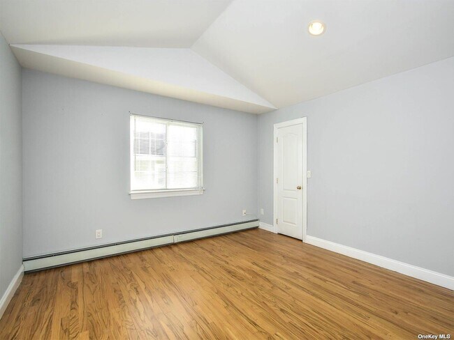 Building Photo - 48 Marwood Rd S