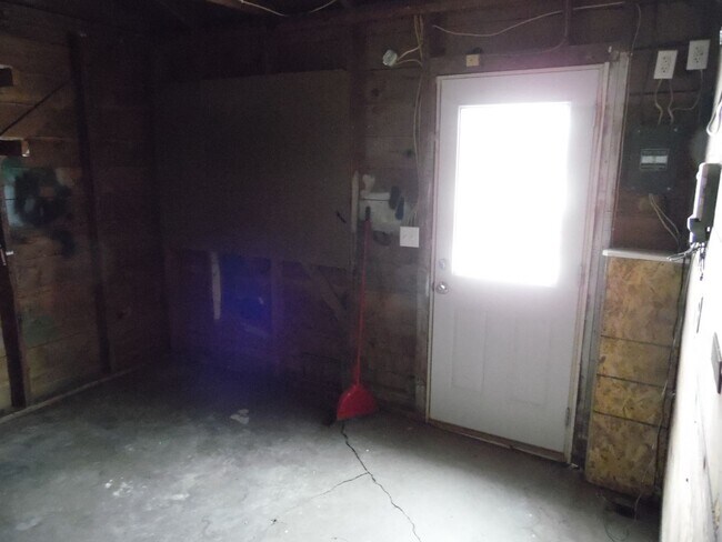 Building Photo - 2813 Henderson Dr