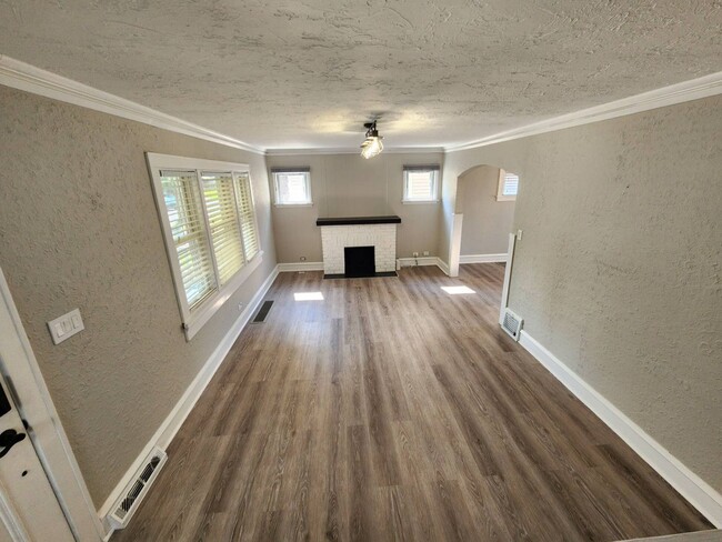 Building Photo - Newly Renovated 3-Bedroom Property in Prim...