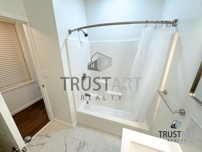 Building Photo - 910 N 41st St