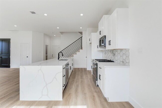 Building Photo - "Charming 3-Bed Oasis with 2.5 Baths & 1,707 Sq Ft in Houston's Heart!"
