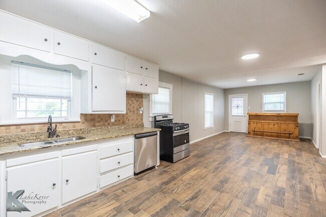 Building Photo - XL HOME!  3 bed, 1 bath, LOTS OF ROOM!