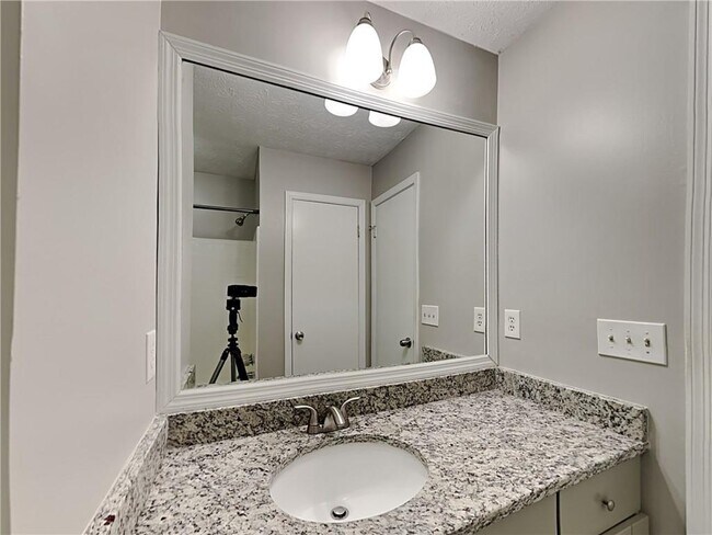 Building Photo - 619 Green Valley Dr