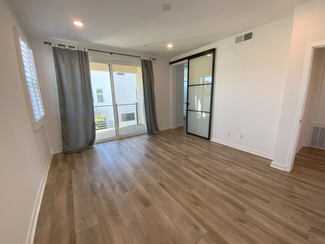 Building Photo - A beautiful 3 bedroom 2 and half bath cond...