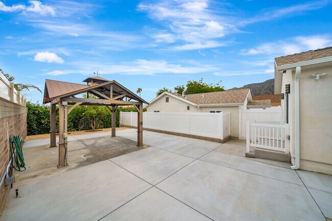 Building Photo - 10951 Whitegate Ave