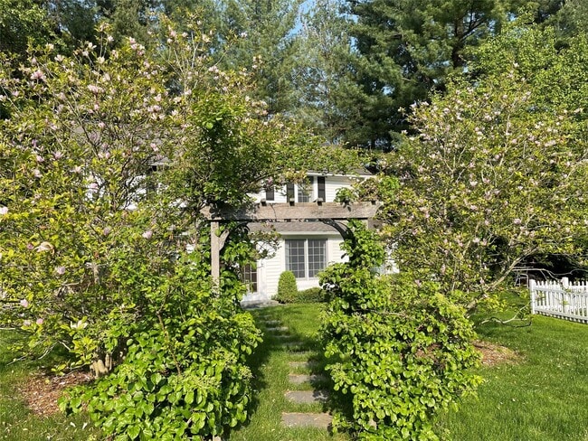 Building Photo - 5 Ludlam Ln