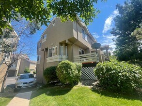 Building Photo - Premier Location!