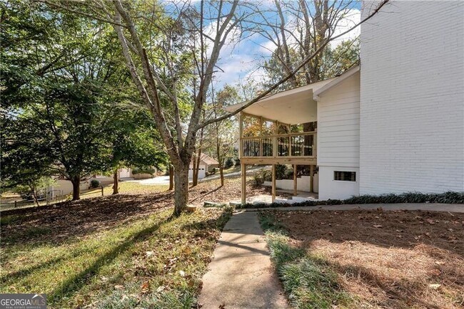 Building Photo - 75 Lake Dr