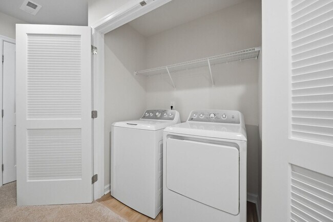 Building Photo - Modern 3 Bed 2.5 Bath Townhome in Bear Park Community