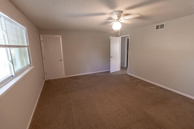 Building Photo - 1305 N Golf Blvd