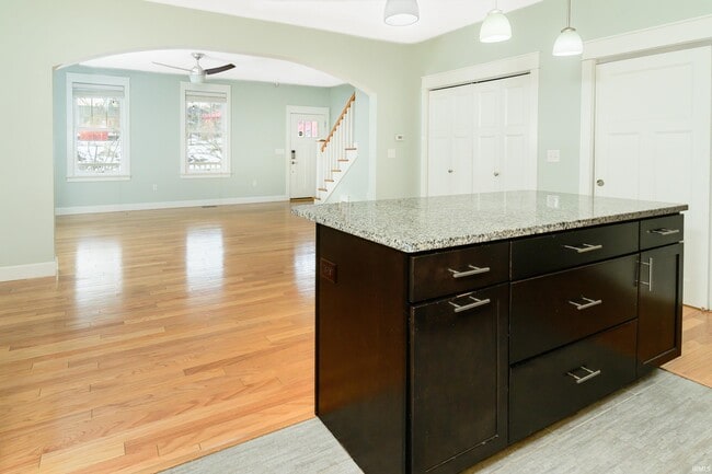 Building Photo - 819 S Morton St