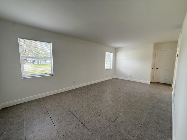 Building Photo - 906 Foresteria Dr