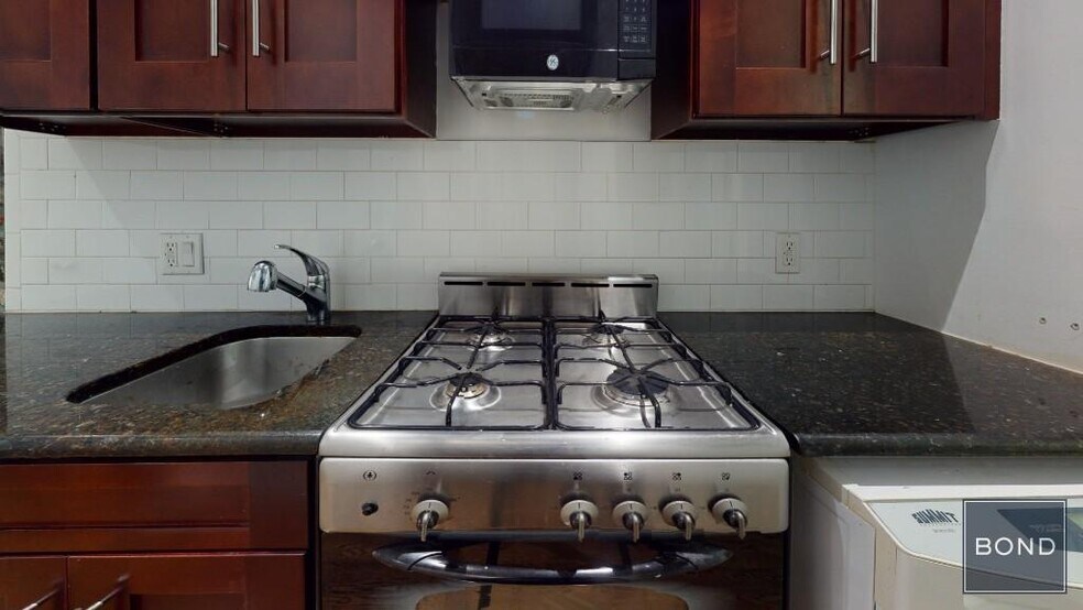 Building Photo - 307 Mott St