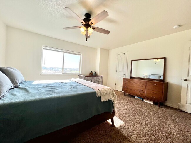 Building Photo - 2 Bedroom 2.5 bathroom Townhouse in Greeley