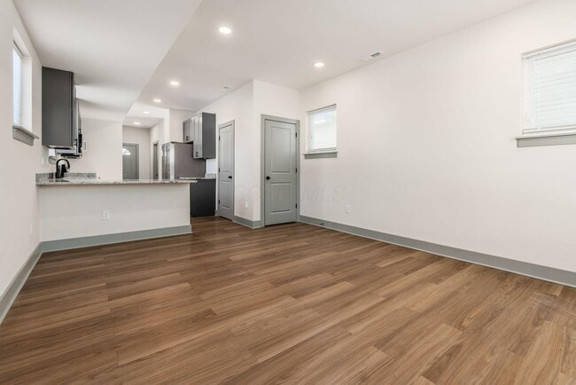 Building Photo - 172 Whitethorne Ave
