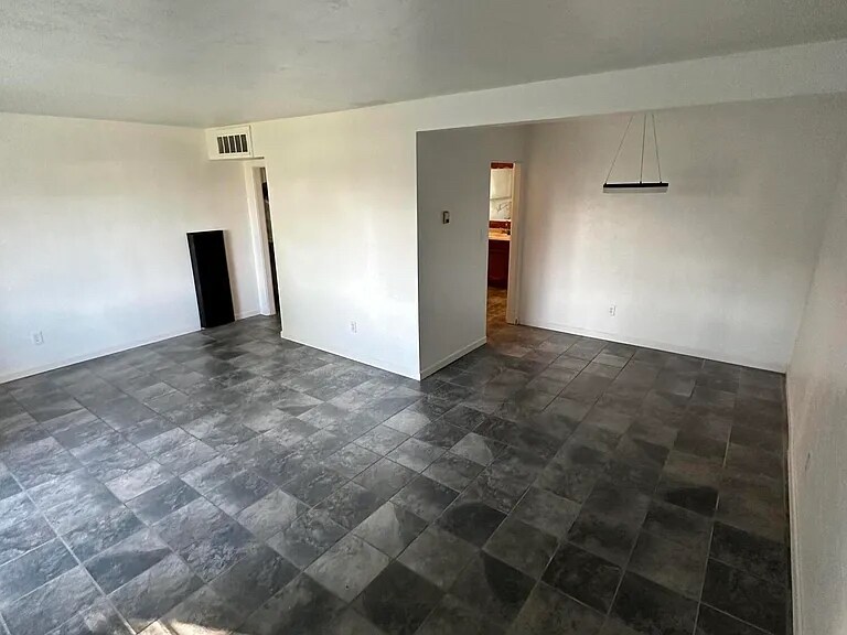 Building Photo - 2102 W Minnezona Ave