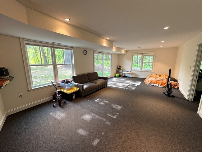 Building Photo - 31 Green Meadow Dr