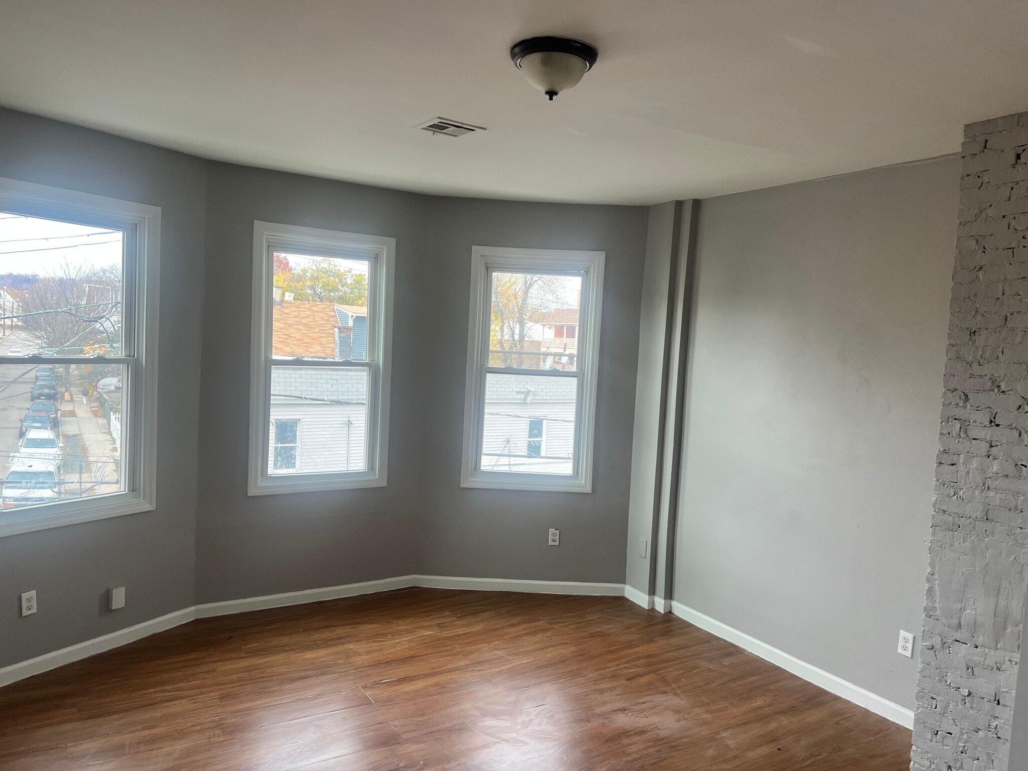 Building Photo - 162 Hickory St