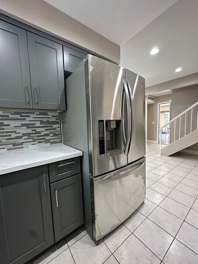 Building Photo - Charming Townhouse in South Coast Metro