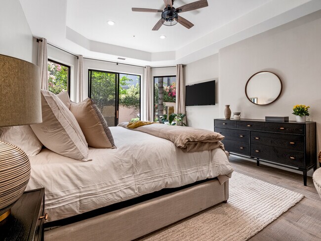 Spacious en-suite KING master with desk/desk chair, walk-in closet. - 8437 N 84th St