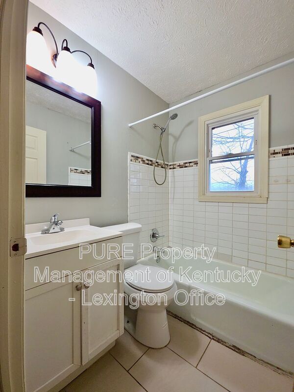 Building Photo - 305 Lake St