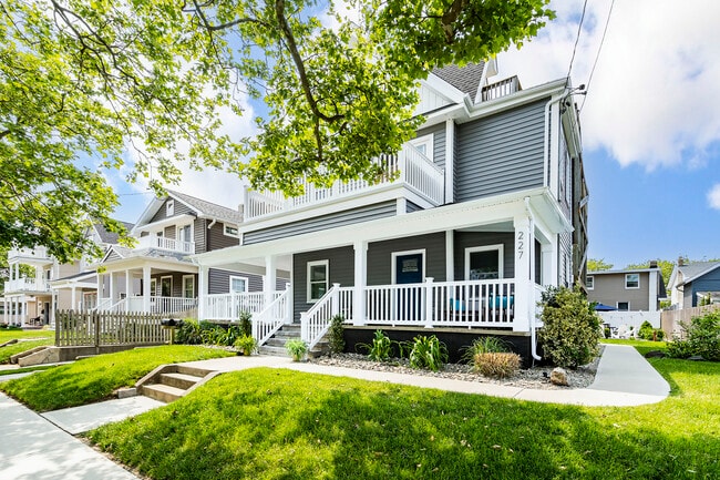 Building Photo - 227 16th Ave