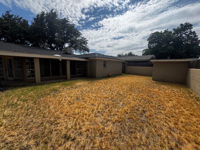 Building Photo - 4 Bedroom 3 Bathroom Ready To Rent!