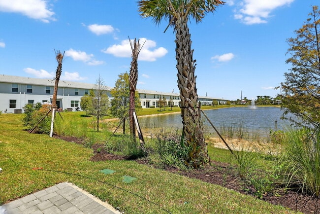 Building Photo - 483 Salisbury Cir