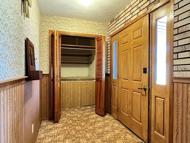 Building Photo - 104 Sunset Dr