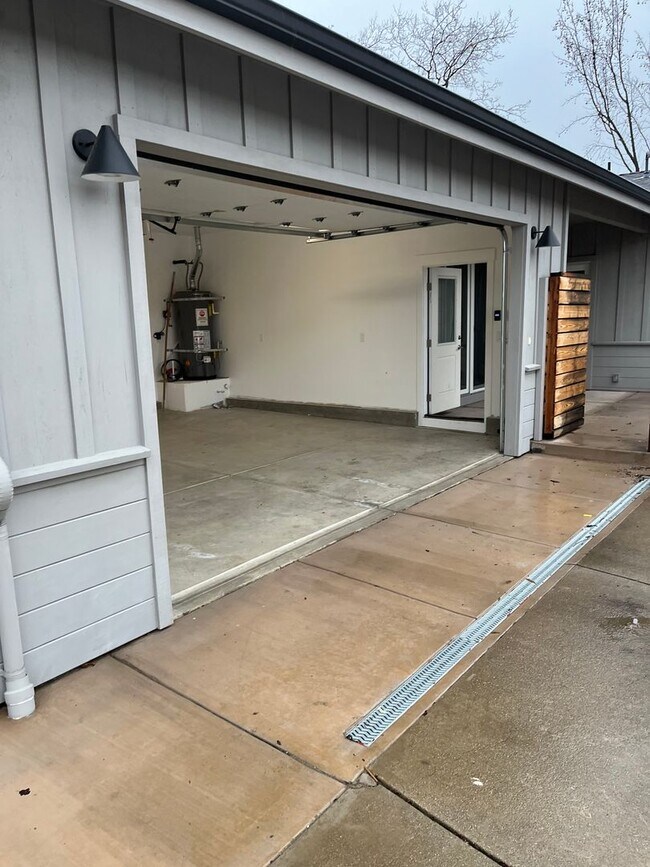 Building Photo - Newly Remodeled - 4/2 Concord Rancher - Lo...