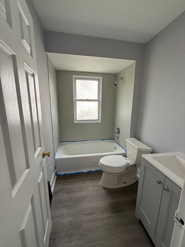 Building Photo - Euclid 3 Bed Single