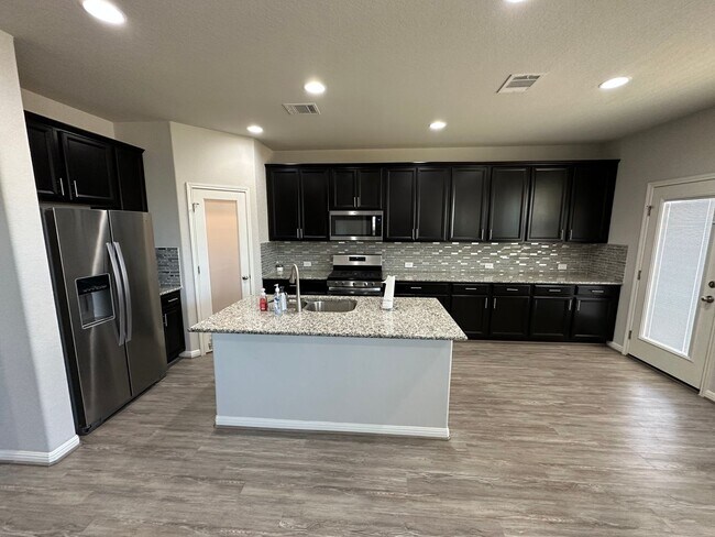 Building Photo - GORGEOUS 4BR 2.5 BATH WITH LOTS OF NEIGHBO...