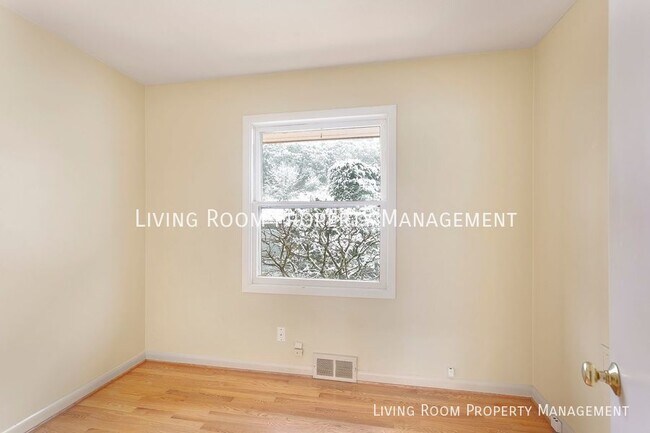 Building Photo - 4404 SW Council Crest Dr