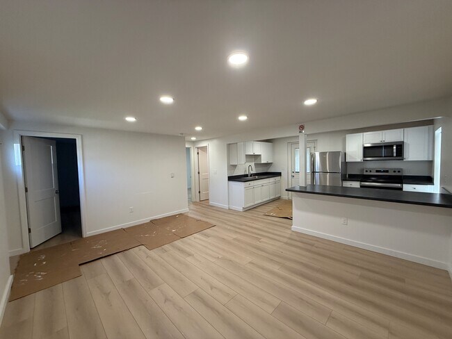 Building Photo - 418 Oak St